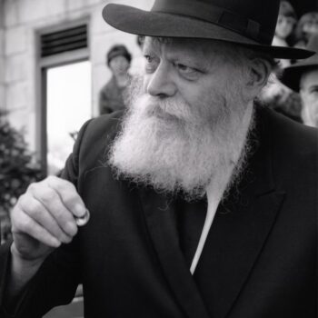 Le Rabbi distribuant la Tsédaka avant Souccot | 78
