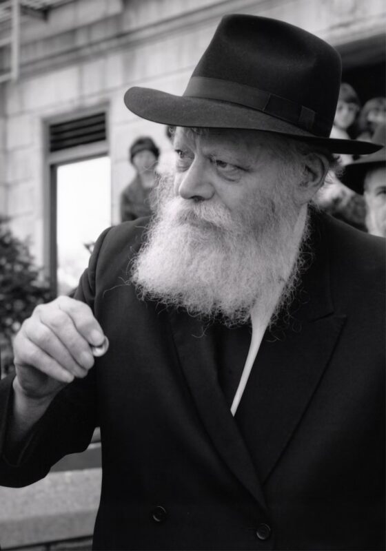 Le Rabbi distribuant la Tsédaka avant Souccot | 78