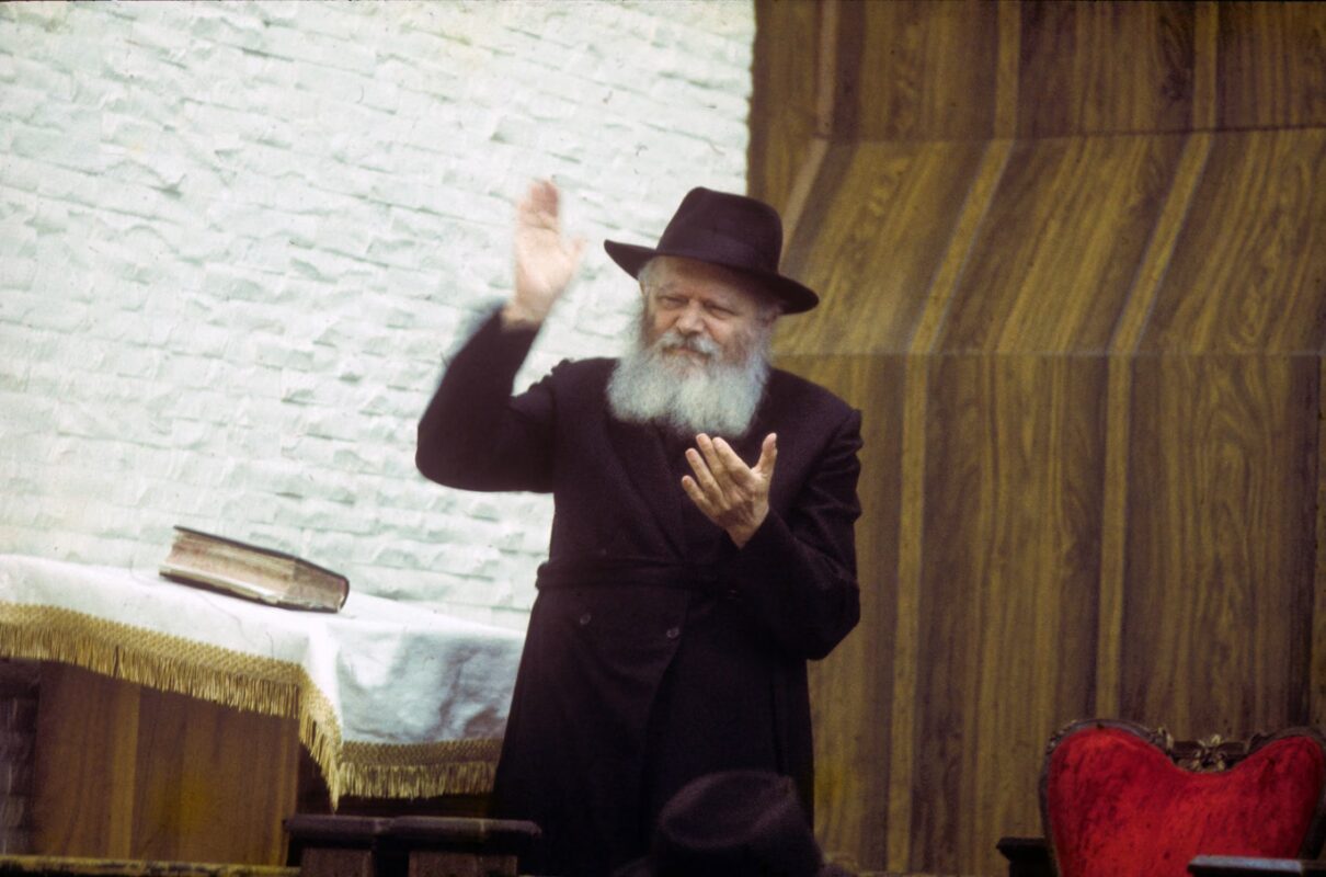 Le Rabbi encourageant les enfants | 80