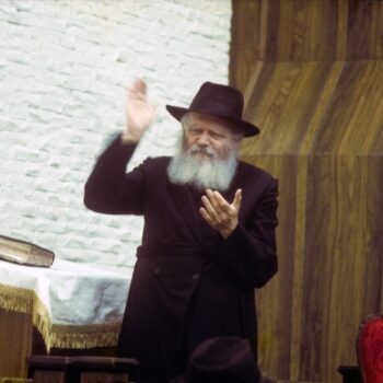 Le Rabbi encourageant les enfants | 80