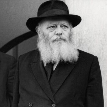 Le Rabbi raccompagnant les invités | 76